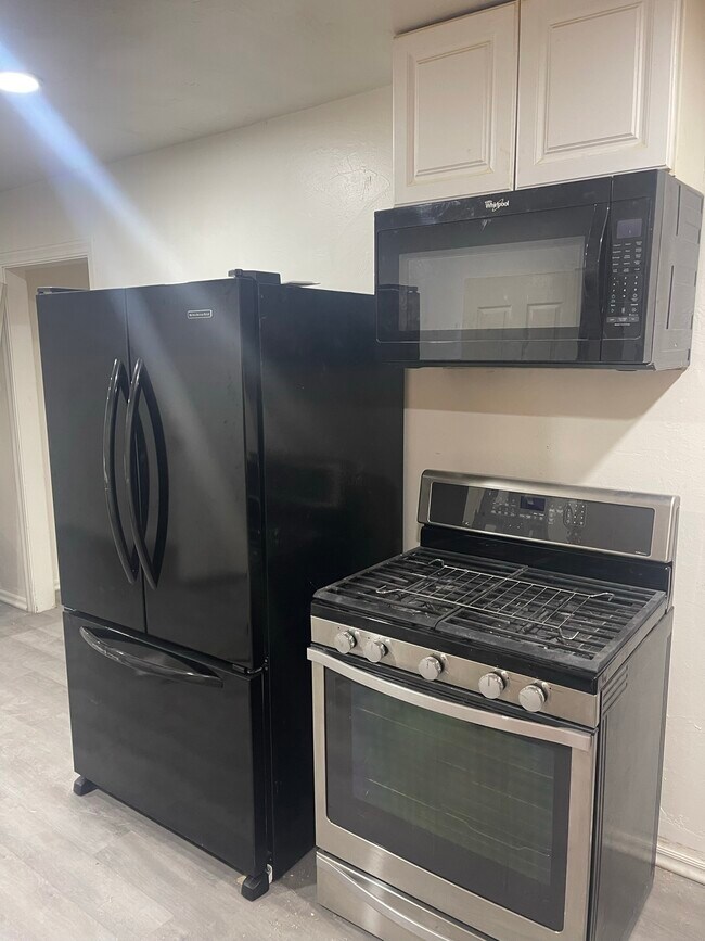 Dual door fridge, huge drawer freezer, microwave and range - 2433 Beaumont St
