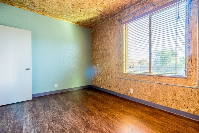 Interior Photo - 213 E Tonhawa St