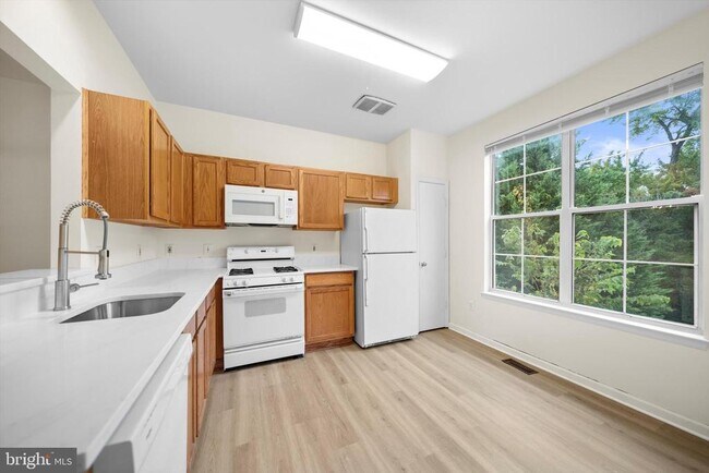 Building Photo - 44226 Mossy Brook Square