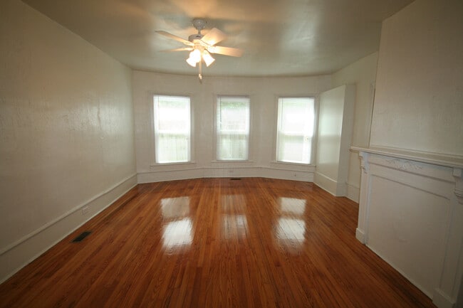 Building Photo - Spacious 1st Floor Apt - 1/2 Block to Duke - HUGE Fenced Yd
