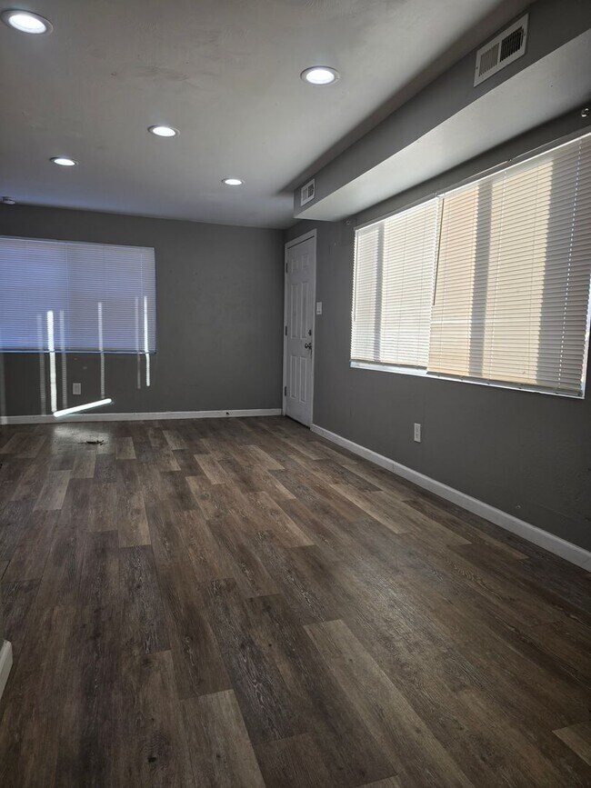 Building Photo - Updated 2 Bedroom 1.5 Bath in Westminster