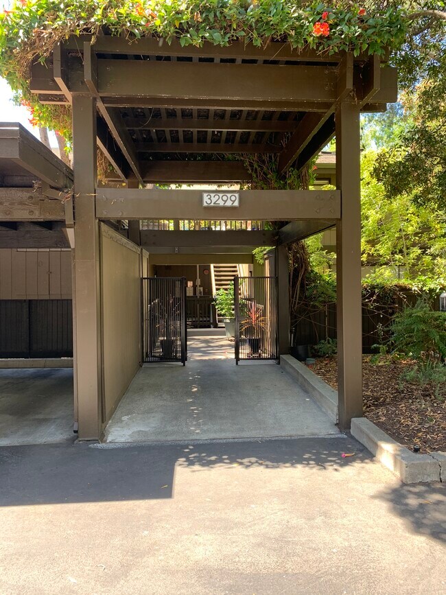 Building Photo - 3299 La Mesa Dr