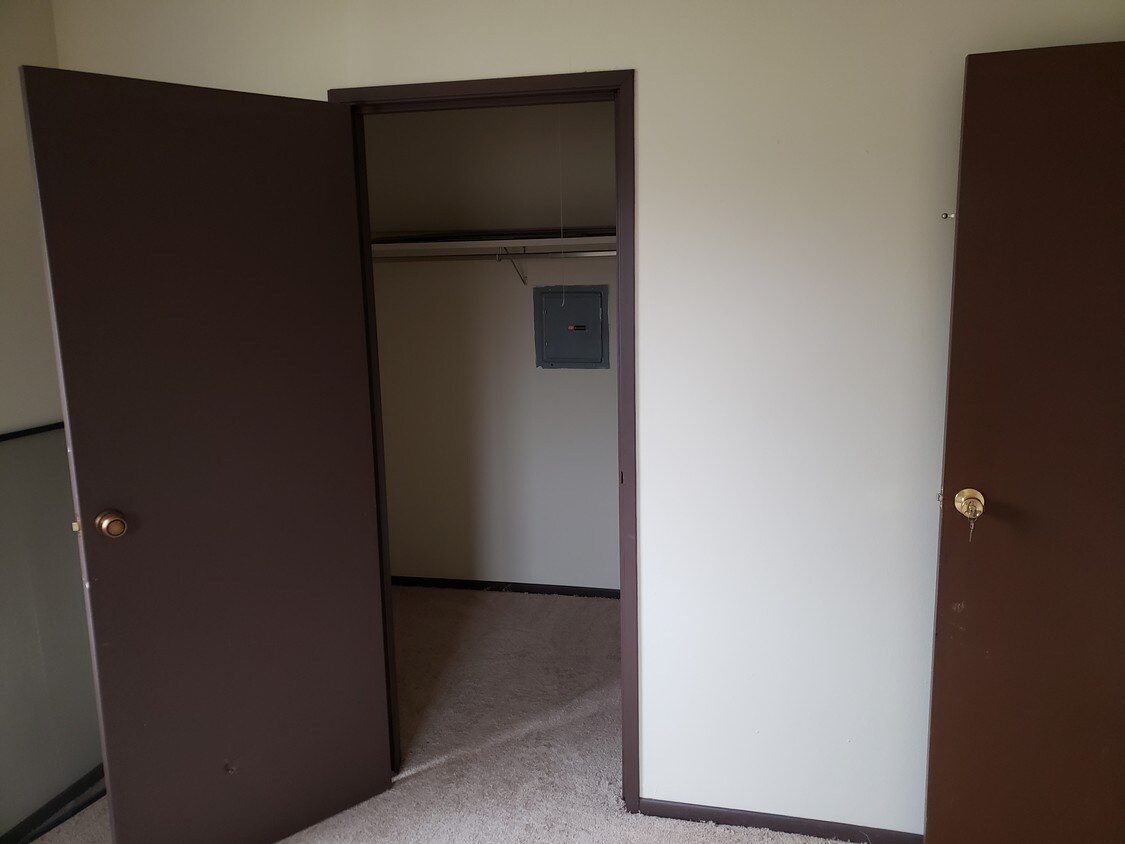 Building Photo - 419 Mountainbrook Dr