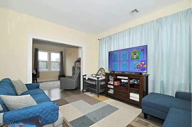 Foto del edificio - 215 W Saint Georges Ave