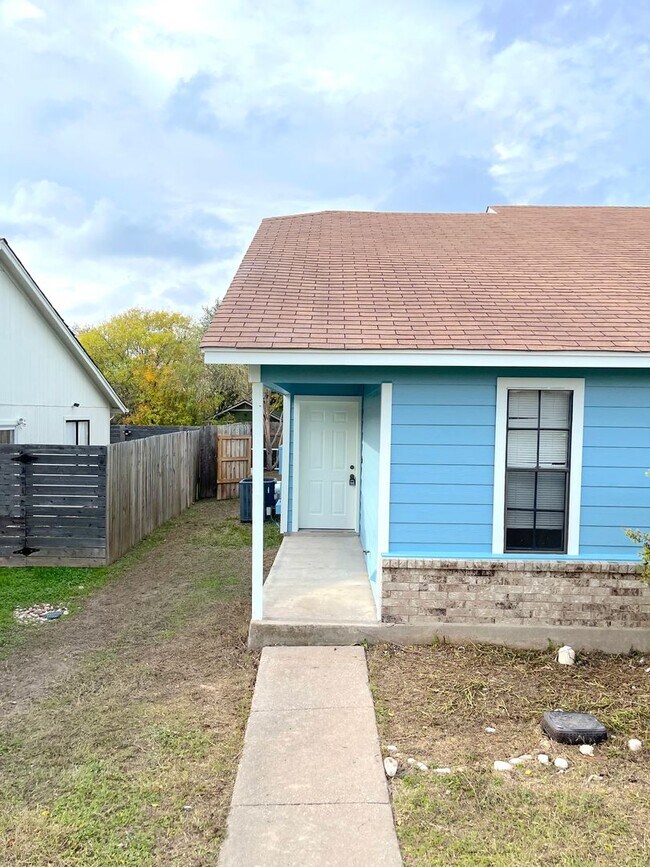 Building Photo - 12402 Alderbrook Dr