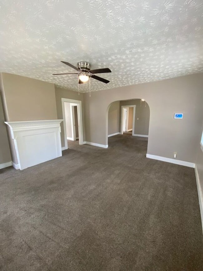 Building Photo - Located near Schools and Shopping. Ask about our "Move-In-Special".