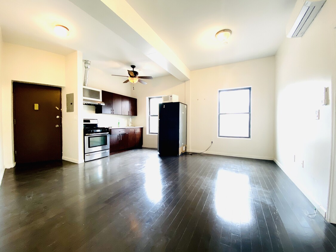 Primary Photo - 1081 Fulton St