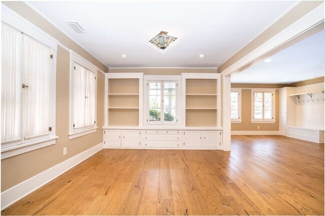 Building Photo - 5049 Mt Royal Dr