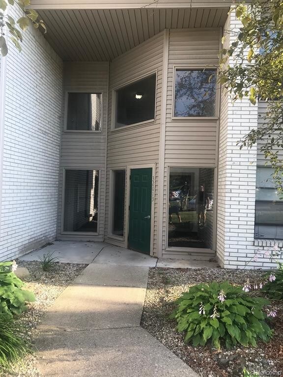 32013 West 12 Mile Road, Farmington Hills, MI 48334 Condo for Rent in