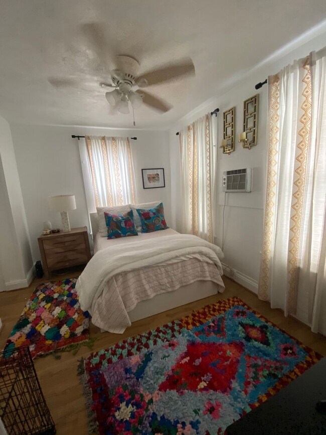 Foto del edificio - 1 Bedroom Historic Apartment block from Canal
