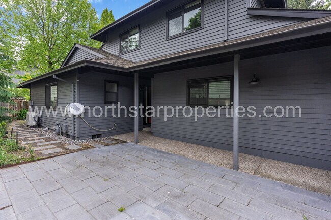 Foto del edificio - Lake Oswego home near Westlake Park