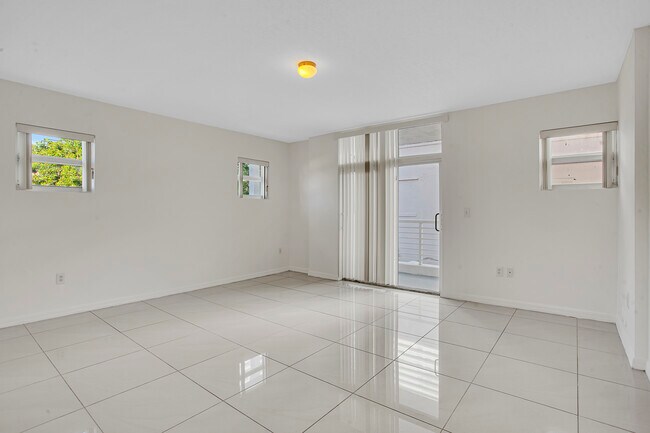 Building Photo - 425 NE 30th St