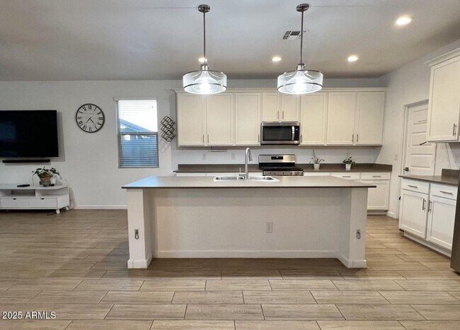 Building Photo - 559 W Magena Dr