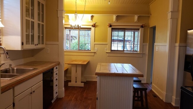 Building Photo - North-end quite craftsman home