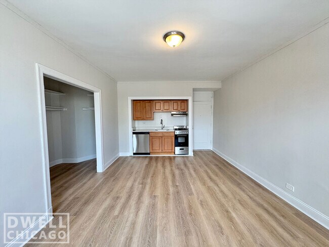 Foto del edificio - 2779 N Milwaukee Ave