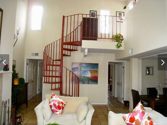 Sala de estar con vista de frente a South - 1123 N Flores St