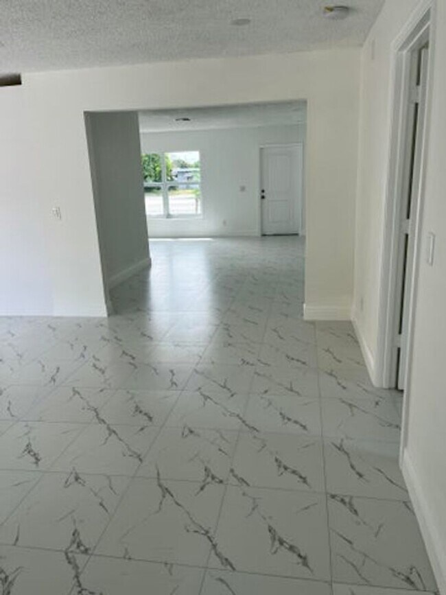 Foto del edificio - 2747 Summit Blvd
