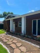 Building Photo - 2911 Linkwood Dr