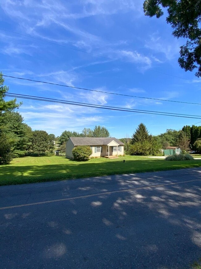 Building Photo - 3 br, 1 bath House - 390 PINE GROVE ROAD
