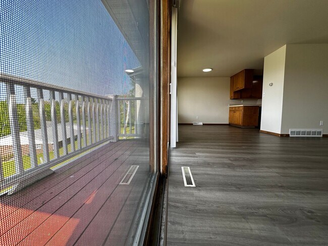 Foto del edificio - 3033-3035 Humboldt Rd. DUPLEX