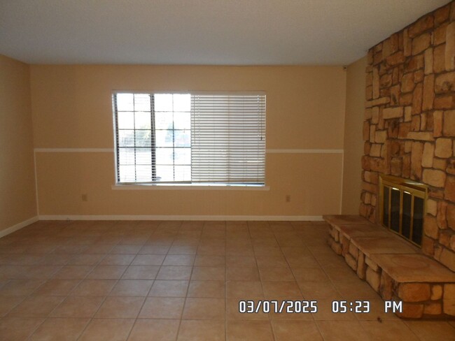 Building Photo - 3 bedrooms, 1.75 bathrooms, on Victorville...