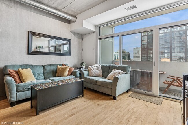 Foto del edificio - 630 N Franklin St
