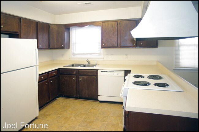 Building Photo - 626 Village Green Pkwy