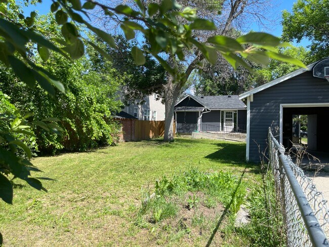 Building Photo - 3 bedroom house - Pet Friendly, Garage, Fe...