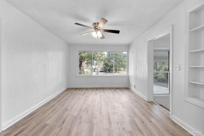 Foto del edificio - 723 Lakewood Rd