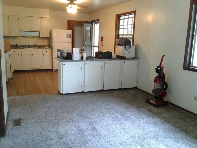 Building Photo - 3 bedroom, 2 bath House:  Available August...