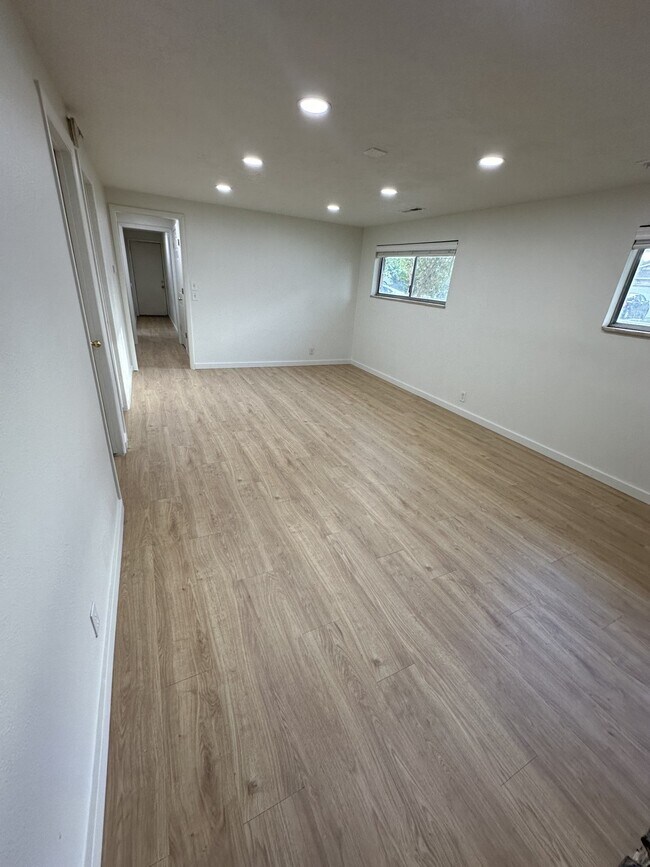 Foto del edificio - 966 N Main St