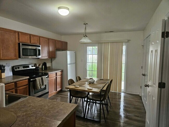 Building Photo - 2 Bedroom Townhome Off Of Gum Branch Rd