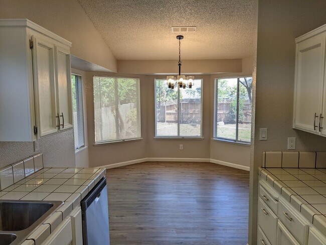 Foto del edificio - Nice 3 bedroom home, recently updated offe...