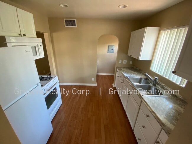 Foto del edificio - 1546 E 8th St