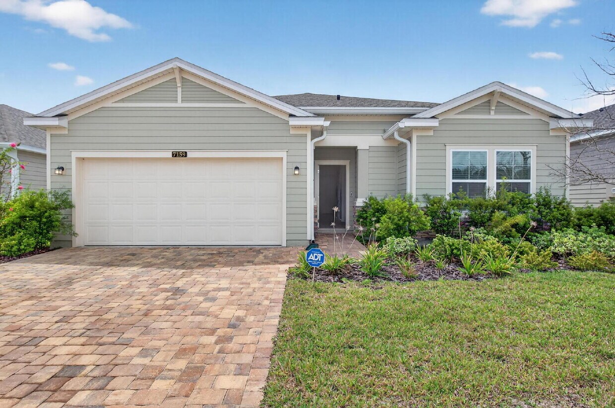 Foto principal - Modern Living Awaits in This Stunning 3-Be...
