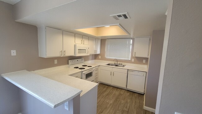 Kitchen - Sunset Springs Apartments