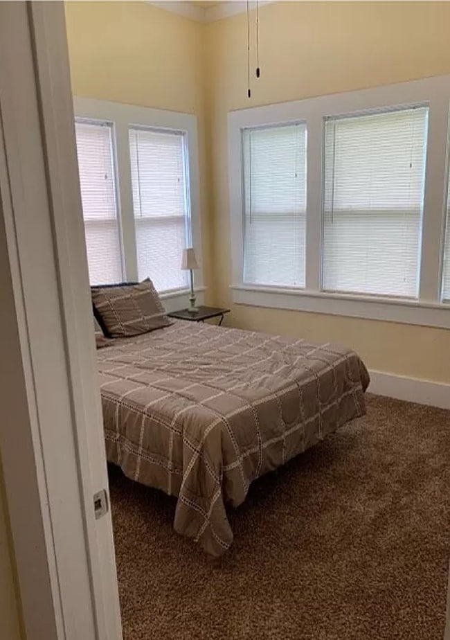 Building Photo - Chic 3 Bed, 2 Bath Haven near OU Health - ...