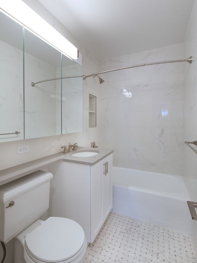 Interior Photo - One Lincoln Plaza