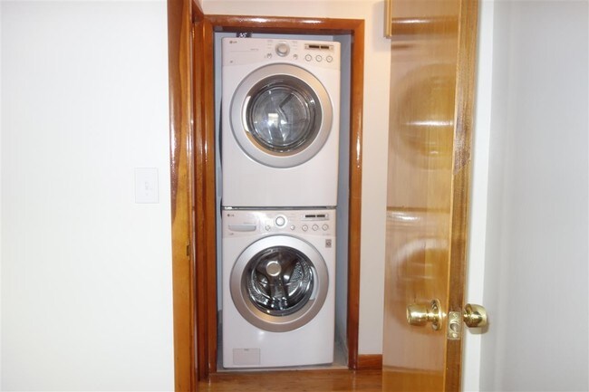 Foto del edificio - 75 Corbin Ave