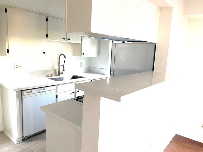 Kitchen - 2480 Penmar Ave