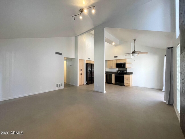 Building Photo - 1605 S River Dr
