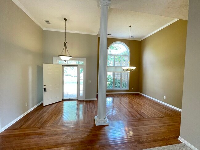 Building Photo - Wynbrooke home with large backyard, 2 car ...