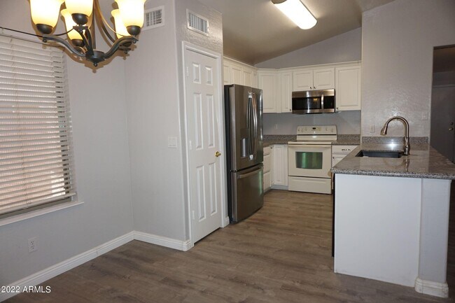 Building Photo - 2046 N Parish Ln