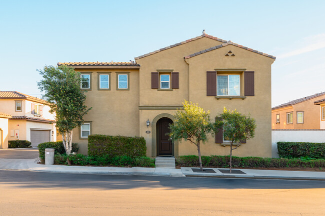 Building Photo - Gated Furnished townhouse in Monterey Park