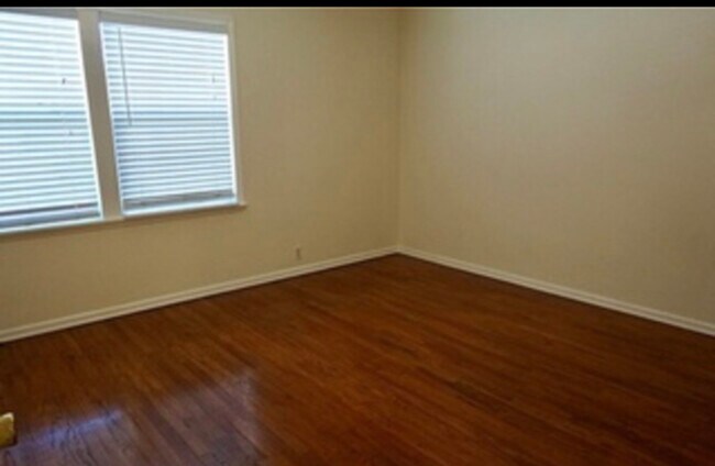 Foto del edificio - 3317 W 78th St