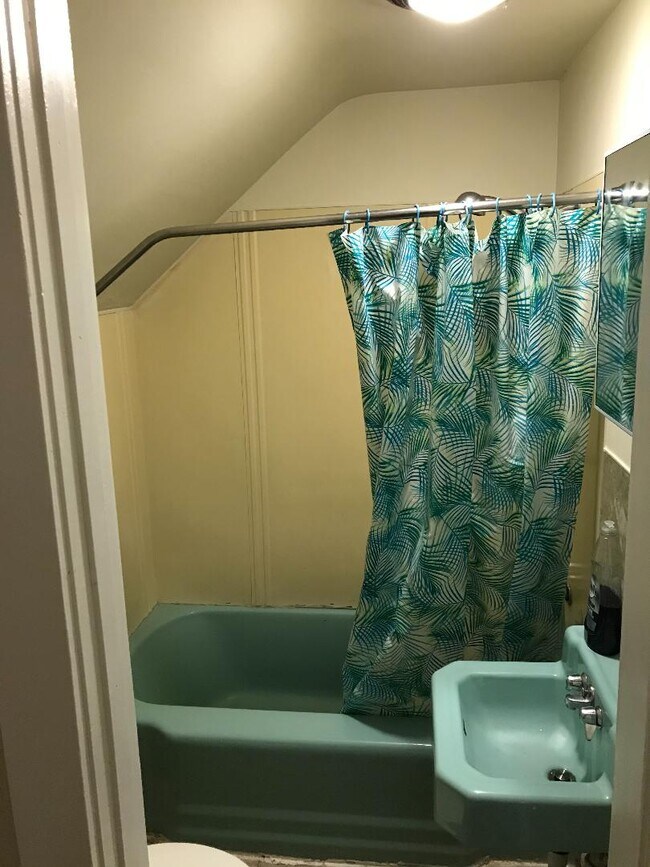 Bathroom - 10 Valley St