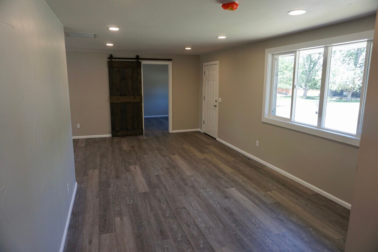 Living Room - 435 S Oak St