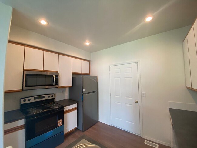 Foto del edificio - Large 3 bedroom, 2.5 bath duplex-just upda...