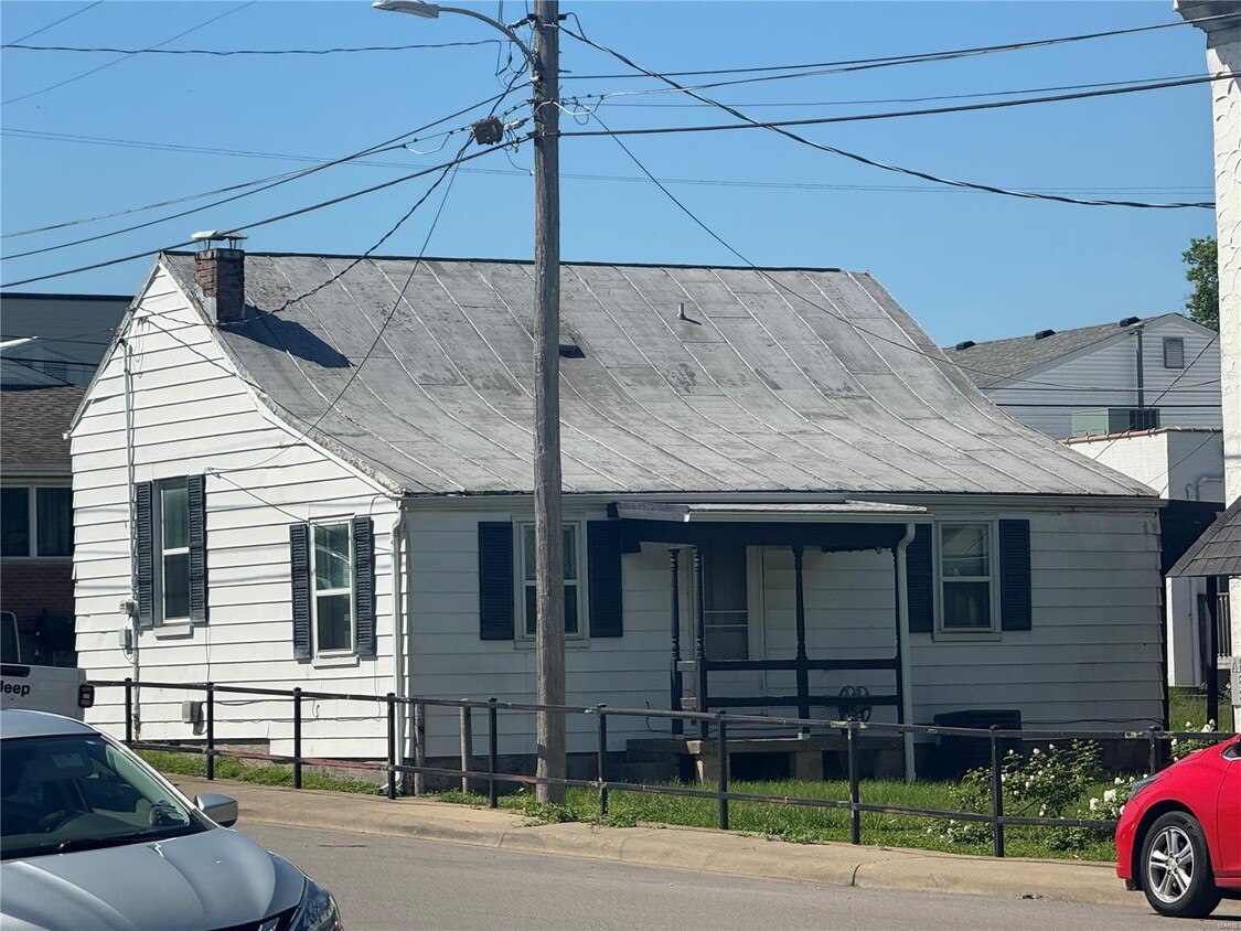 Building Photo - 201 Flower St