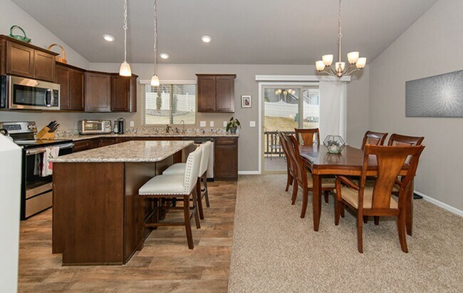 Foto del edificio - AVAILABLE NOW!